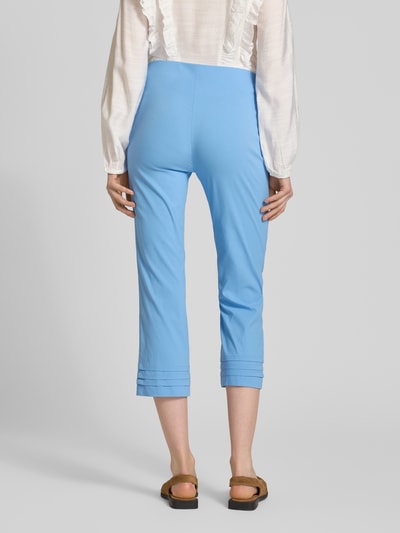 Kobiece modelka nosi Caprihose aus Viskose-Mix Modell 'Ina' od STEHMANN, niebieski kolor, drapowania, krój slim fit, Szerokość w rozmiarze 36: 38 cm, długość nogawki wewnętrznej: 59 cm, pełny widok sylwetki z tyłu.