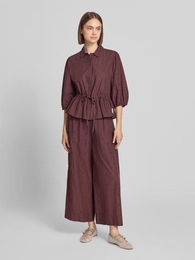 Frauenmodel trägt Regular Fit Culotte mit Stickereien von Marc O'Polo DENIM in dunklem Rotbraun mit feiner Struktur, Ganzkörperansicht von vorne.