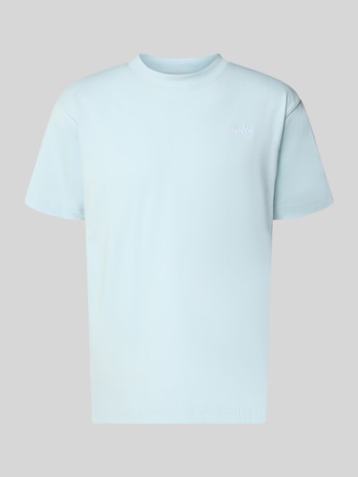 Produktfoto, hellblaues Herren T-Shirt aus reiner Baumwolle, gerader Schnitt, gerippter Stehkragen, Label-Stitching, Modell 'ACCIANO CLASSIC' von Ellesse