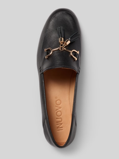Produktfoto, Slipper aus echtem Leder mit Zierbesatz von INUOVO, czarne, zaokrąglony krój, ozdobne obszycie, gładka podeszwa, wysokość obcasa w rozmiarze 40: 1 cm, wysokość cholewki w rozmiarze 40: 5 cm, szerokość w rozmiarze 40: 13 cm.
