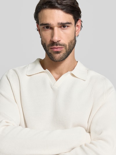 Männermodel trägt Strickpullover aus reiner Baumwolle Modell 'NORDIN' von Casual Friday in Creme mit Rippstrick-Optik, Nahaufnahme Oberkörper.