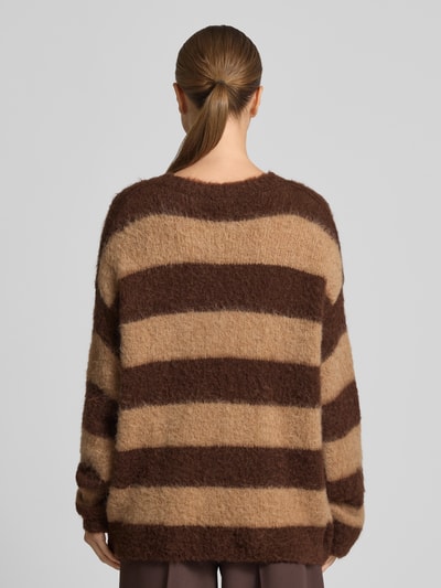 Frauenmodel trägt Relaxed Fit Strickpullover mit Woll-Mohair-Anteil von Smith and Soul, braun-beiges Streifenmuster, Ganzkörperansicht Rückansicht.
