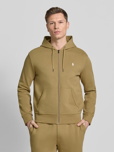 Męski model nosi Regular Fit Sweatjacke aus Baumwoll-Mix von Polo Ralph Lauren, jednolity kolor, zamek błyskawiczny, wyhaftowane logo, kaptur z tunelem, długi rękaw, dzianina dresowa, mieszanka bawełny, całkowity widok z przodu.