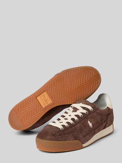 Produktfoto, Low Top Sneaker aus echtem Veloursleder Modell 'HESTER' von Polo Ralph Lauren in Braun mit unifarbener Optik, abgerundeter Schuhspitze, flacher Absatzform, strukturiertem Sohlenprofil, Logo-Print und Kontrast-Details.