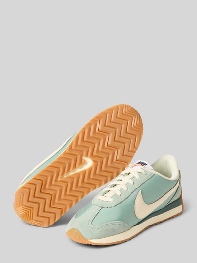Produktfoto, Sneaker mit Label-Applikation Modell 'Pacific' von Nike in Mintgrün, cremefarbene Schnürverschluss, strukturierte Sohle, abgerundete Form, Absatzhöhe 2 cm, Schafthöhe 8 cm, Schaftweite 9 cm, Kontrastsohle in Beige.
