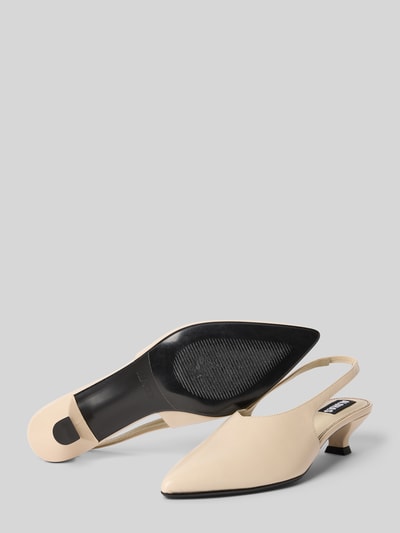 Produktfoto, Pumps mit Pfennigabsatz Modell 'Eros' von ALOHAS in Beige mit spitzer Schuhspitze, elastischem Riemen, Absatzhöhe: 1 cm, Schafthöhe: 4 cm, Schaftweite: 17 cm bei Größe 40, strukturierte Oberfläche.