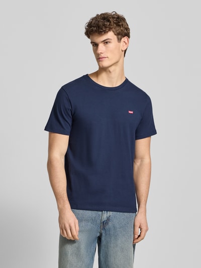 Männermodel draagt donkerblauw T-Shirt met Label-Stitching van Levi's®, regular fit, katoen, ronde hals, voorkant volledig zichtbaar, Ganzkörperansicht von vorne.