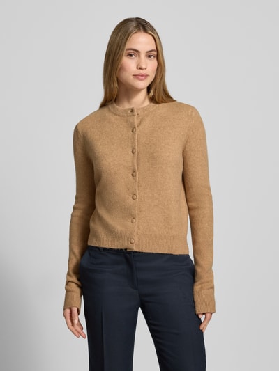 Frauenmodel trägt Cardigan mit Rundhalsausschnitt Modell 'SEEDSUN' von Mango, beige Farbe, Baumwoll-Mix, Regular Fit, Nahaufnahme Oberkörper.