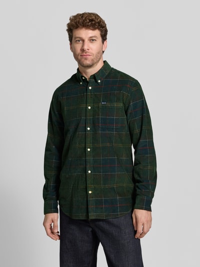Männermodel trägt 'Tailored Fit Flanellhemd mit Brusttasche' von Barbour, wielokolorowy wzór w kratę, sztruks, koszula casualowa, ganzkörperansicht von vorne.