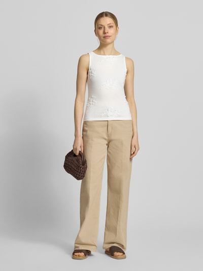Kobiece model prezentuje top Regular Fit Top mit Baumwoll-Anteil Modell 'VIVIAN' od Vero Moda, jednokolorowy, haft, dekolt w łódkę, bez rękawów, dżersej, mieszanka bawełny, zdjęcie całej sylwetki z przodu.