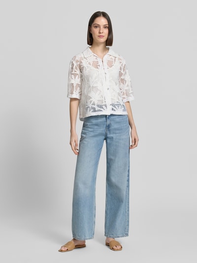 Frauenmodel trägt Cropped Bluse im Embroidery Design mit 3/4-Arm von Smith and Soul in Weiß, Struktur-Mix, lockerer Straight Fit, Ganzkörperansicht von vorne.