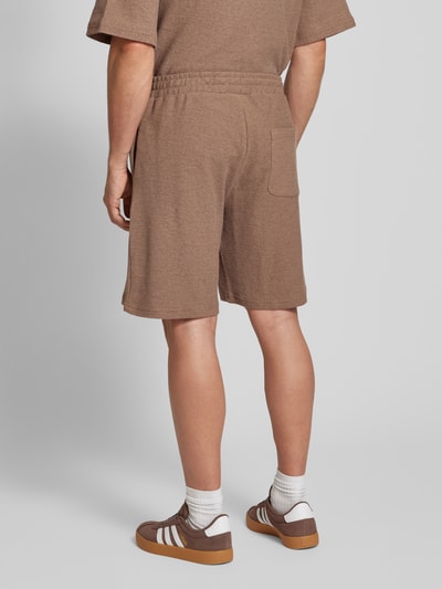 REVIEW Regular Fit Sweatshorts mit Strukturmuster Mud 5