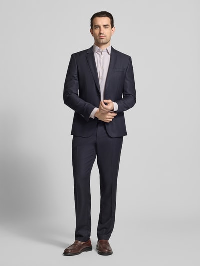 Męski model nosi Slim Fit Business-Hemd mit Kentkragen und extra langem Ärmel von Jake*s, ciemny garnitur, materiał z domieszką stretchu, długość tyłu w rozmiarze 39/40: 80 cm, szerokość ramion w rozmiarze 39/40: 44 cm, długość rękawa w rozmiarze 39/40: 71 cm, krój slim fit, garnitur granatowy, jednolita faktura, gładka powierzchnia, pełna sylwetka z przodu.
