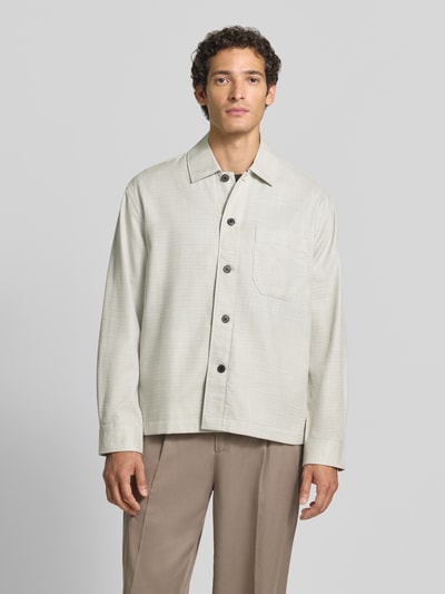 Mężczyzna nosi Relaxed Fit Overshirt aus reiner Baumwolle model 'HENRY' von Selected Homme, jasnoszary, gładka tekstura, Ganzkörperansicht von vorne.