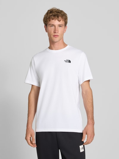 Männermodel trägt wit t-shirt van katoenmix met labelprint, regular fit, Model 'Evolution' van The North Face, ruglengte maat M 73 cm, Ganzkörperansicht von vorne