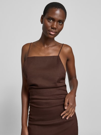 Kobiece model prezentuje Cocktailkleid aus Leinen-Elasthan-Mix Modell 'Stella' od Forever New, brązowy kolor, prosty krój, szerokość w rozmiarze 36: 25 cm, midi, ujęcie z przodu, zbliżenie na górną część sylwetki.