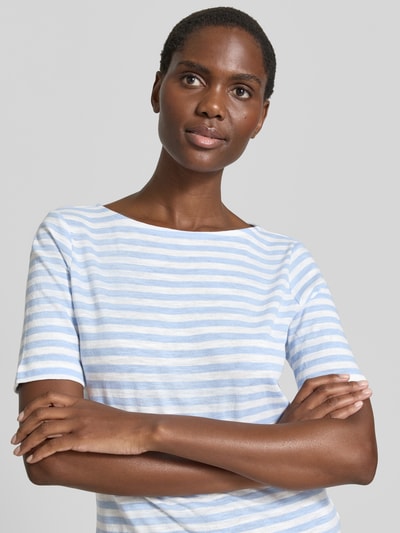 Frauenmodel trägt Regular Fit T-Shirt aus reiner Baumwolle von Tom Tailor in Two-Tone-Optik, U-Boot-Ausschnitt, Kurzarm, Nahaufnahme Oberkörper.