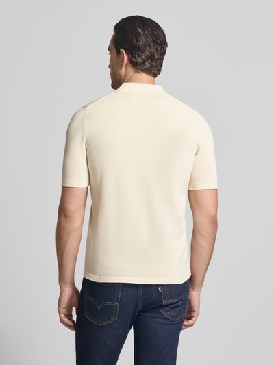Männermodel trägt Regular Fit Poloshirt aus reiner Baumwolle von Marc O'Polo, efekt: jednolity kolor, dzianina, wyhaftowane logo, kołnierzyk polo, krótki rękaw, zrolowany brzeg, widok całej sylwetki z tyłu