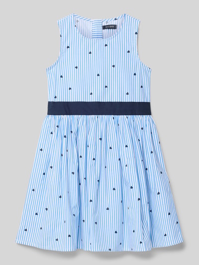 Produktfoto, Regular Fit Kleid im ärmellosen Design von Blue Seven, hellblau-weiß gestreift, reine Baumwolle, Falten-Optik, Nahtreißverschluss.