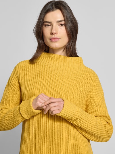 Frauenmodel trägt Regular Fit Strickpullover mit Bio-Baumwoll-Anteil Modell 'SELMA' von Selected Femme, unifarben gelb, Rippstrick, Nahaufnahme Oberkörper.
