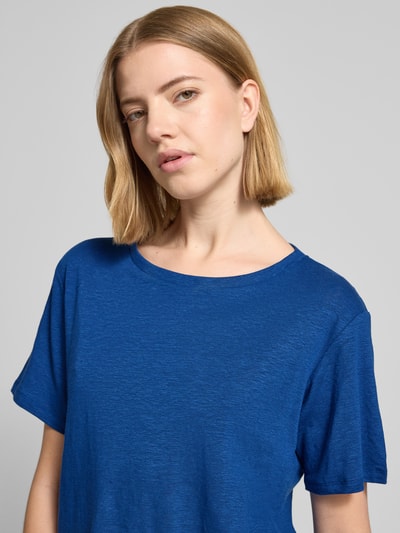 Frauenmodel trägt Damen T-Shirt von Weekend Max Mara, Regular-Fit, Optik: Unifarben, Leinen-Mix, Feinstrick, Nahaufnahme Oberkörper.