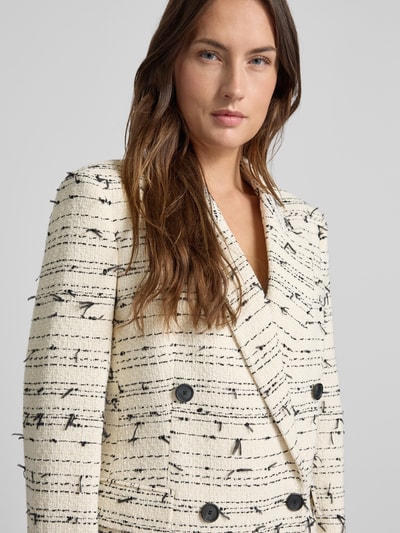 Vrouwenmodel draagt Slim Fit Longblazer uit katoenmix model 'JALETO9' van BOSS in bi-color webstof met dubbele knopen, nahaufnahme bovenlichaam.