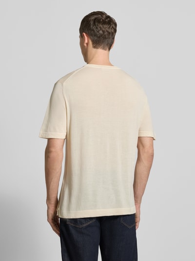 Männermodel trägt T-Shirt mit geripptem Rundhalsausschnitt von CRUNA, Reine Baumwolle, Regular-Fit, Rückenlänge 70 cm, Ganzkörperansicht Rückansicht.
