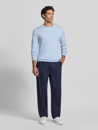 Männermodel trägt Strickpullover mit geripptem Rundhalsausschnitt von MCNEAL in Hellblau, marineblaue Hose, Ganzkörperansicht von vorne, taillierte Passform, leicht überschnittene Schultern, gerippte Abschlüsse, Rückenlänge und Ärmellänge in Größe M.