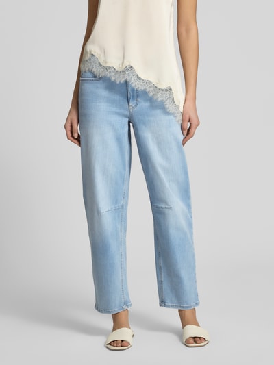 Frauenmodel trägt Straight Fit Jeans im 5-Pocket-Design Modell 'Melly' von OPUS PANTS, mieszanka bawełny z dodatkiem streczu, krój relaxed fit, zapięcie na guzik i zamek błyskawiczny, szerokość w rozmiarze 36/28: 39 cm, długość wewnętrzna nogawki w rozmiarze 36/28: 69 cm, jasnoniebieski odcień, proste nogawki, gładka faktura, Ganzkörperansicht von vorne