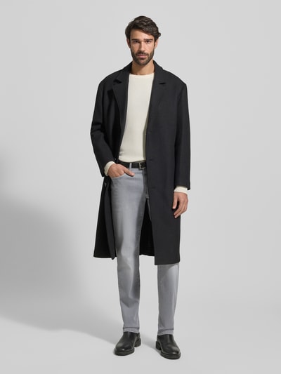 Männermodel trägt Straight Fit Jeans mit 5-Pocket-Design Modell 'Cadiz' von Brax im Baumwoll-Lyocell-Mix, gerader Schnitt, hellgrau, Ganzkörperansicht von vorne.
