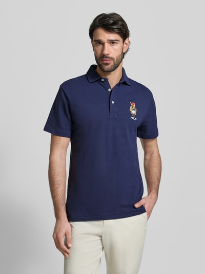 Męski model nosi Regular Fit Poloshirt aus reiner Baumwolle von Polo Ralph Lauren, efekt: jednolity kolor, krój regular fit, wyhaftowane logo, kołnierzyk polo, krótki rękaw, z bawełny; całkowite ujęcie z przodu.
