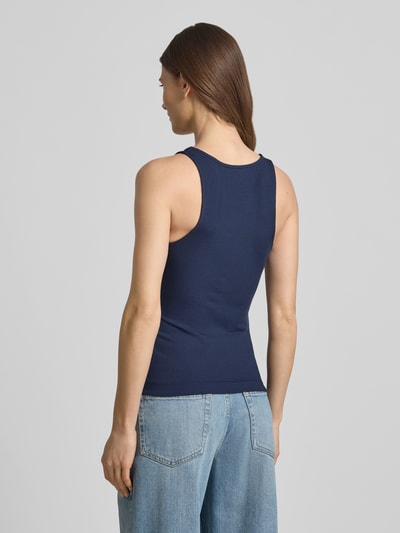 Modelka prezentuje top Tanktop in Ripp-Optik mit Logo od Guess, mieszanka materiałów z dodatkiem streczu, krój slim fit, efekt prążkowania, logo, długość tyłu w rozmiarze S: 50 cm, całkowity widok z tyłu.