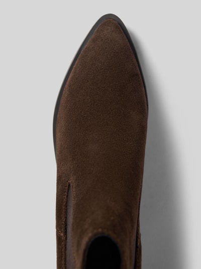 Produktfoto, braunes Wildleder, spitze Form, feine Struktur, Chelseas aus echtem Rindsleder von Tamaris, Nahaufnahme Obermaterial