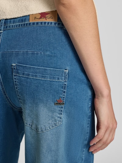 Frauenmodel trägt Jeans mit Eingrifftaschen und Bindegürtel von Buena Vista, blauer Baumwoll-Mix mit Stretch, Detailaufnahme Rückansicht.