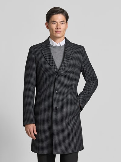 Männermodel trägt Regular Fit Wollmantel mit Allover-Muster Modell 'H-Hyde-Bib-E-264' von BOSS, dezente Grautöne, Ganzkörperansicht von vorne.