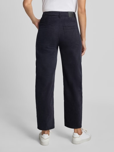 Frauenmodel trägt Straight Fit Hose aus Baumwoll-Mix von Marc Cain in dunkelblauer Cord-Optik mit Gesäßtaschen, Ganzkörperansicht Rückansicht.