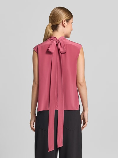Frauenmodel trägt Regular Fit Blusentop aus reiner Seide Modell 'Besei' von BOSS in Altrosa, glatte Oberfläche, Ganzkörperansicht Rückansicht. Damen Blusentop von BOSS.