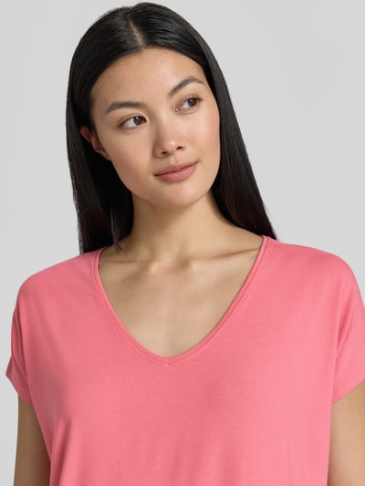 Frauenmodel trägt Relaxed Fit T-Shirt aus Viskose-Mix von s.Oliver RED LABEL in Rosa, glatte Oberfläche, Nahaufnahme Oberkörper. Damen T-Shirt.