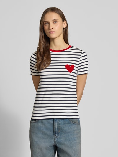 Frauenmodel trägt Regular Fit T-Shirt aus Viskose-Mix Modell 'HEART LIFE' von Only mit Allover-Streifen und Frottee-Herz, Nahaufnahme Oberkörper.