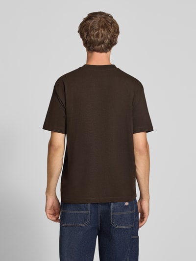 Männermodel trägt Relaxed Fit T-Shirt aus reiner Baumwolle von Marc O'Polo in Dunkelbraun, schlichte Textur, Ganzkörperansicht Rückansicht, Herren T-Shirt von Marc O'Polo DENIM.