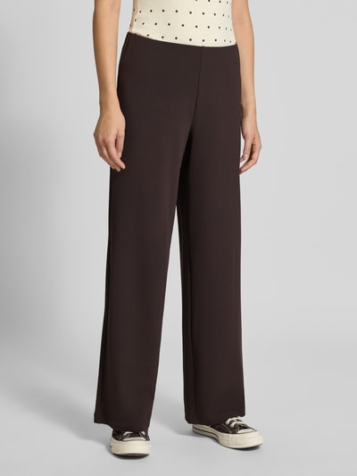 Frauenmodel trägt dunkelbraune Weite Hose aus reiner Viskose Modell 'BREMEN' von ONLY, glatte Struktur, Ganzkörperansicht von vorne. Damen Weite Hose von ONLY.