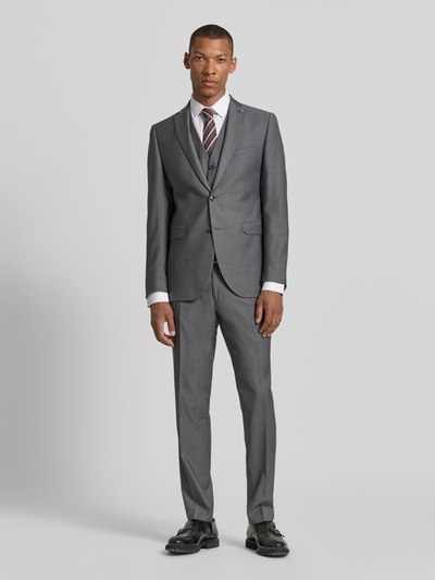 Männermodel trägt Slim Fit Anzughose mit Bügelfalten Modell 'Cedric' von CG - Club of Gents aus Reine Baumwolle in Grau, Ganzkörperansicht von vorne.