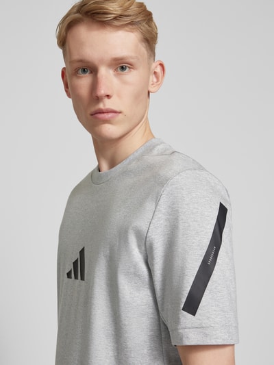 ADIDAS SPORTSWEAR T-Shirt mit Label-Print Hellgrau 3