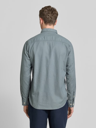 Männermodel trägt Regular Fit Freizeithemd mit Button-Down-Kragen van camel active, mix van katoen en linnen, borstzak, labelstitching, ruglengte maat M 78 cm, schouderbreedte 50 cm, mouwlengte 66 cm, color grijs, rechte vormen, gladde textuur. Ganzkörperansicht Rückansicht.