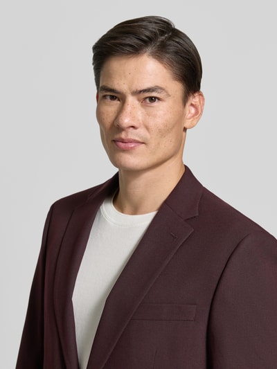 Männermodel trägt Regular Fit Sakko mit Viskose-Anteil von Christian Berg Men in Dunkelrot, weiche Textur, Nahaufnahme Oberkörper.