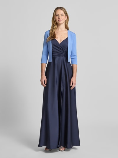 Frauenmodel trägt Bolero mit 3/4-Arm von Vera Mont, Viskose-Mix, körpernah, offene Front, saphirblau, Ganzkörperansicht von vorne
