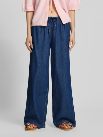 Frauenmodel trägt dunkelblaue Pull-on-Jeans mit weitem Bein und Kordelzug von REVIEW, reine Baumwolle, Wide Leg, Nahaufnahme Oberkörper.