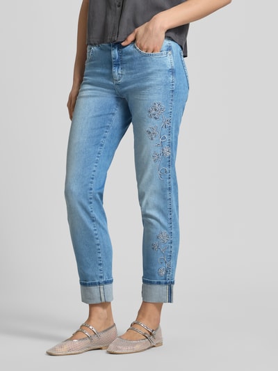 Frauenmodel trägt blaue Jeans in verkürzter Passform mit Stitchings Modell 'CIRA BOHO' von Angels, Baumwoll-Mix, Ganzkörperansicht von vorne.