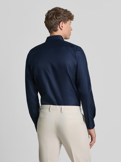 Männermodel trägt dunkelblaues Slim-Fit Businesshemd aus Baumwolle Modell 'H-HANK-K' von BOSS, Ganzkörperansicht Rückansicht. Herren Businesshemd.