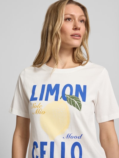 Frauenmodel trägt T-Shirt mit Motiv-Print und Rundhalsausschnitt von Christian Berg Woman Selection, Reine Baumwolle, Regular-Fit, Nahaufnahme Oberkörper.